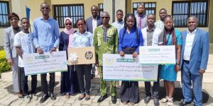 Présentation de prix des étudiants lauréats du concours ‘’Excellence Dafra 2021 » au Président de l’Université